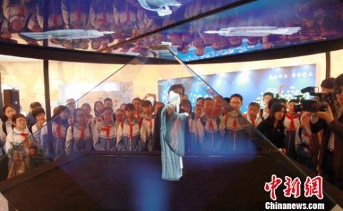 AI黑科技助阵双11：全息投影惊艳亮相街头